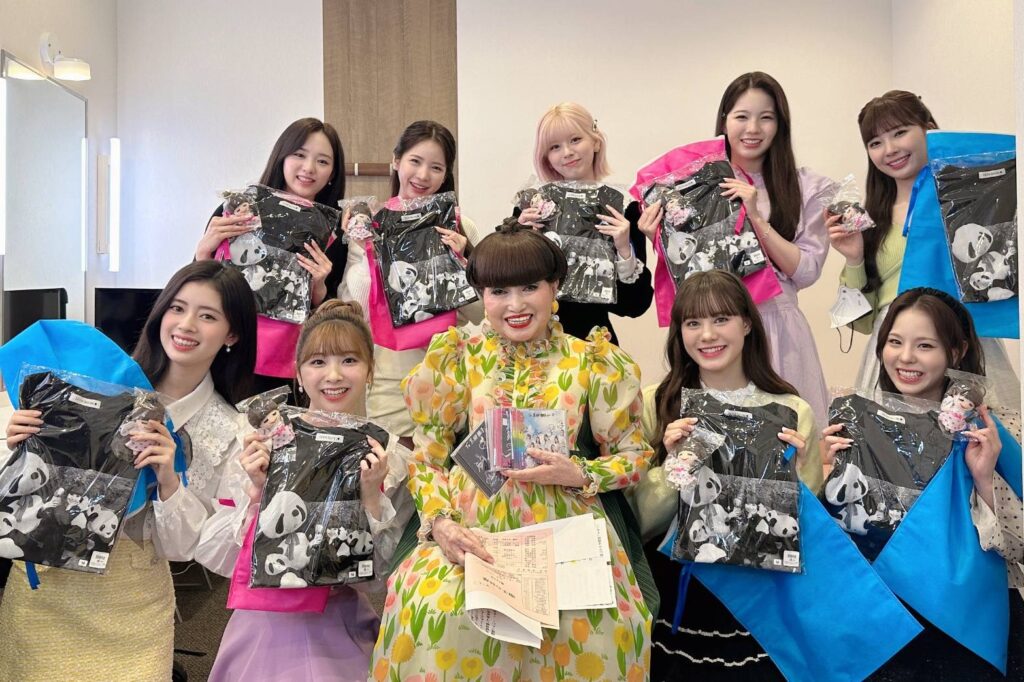 黒柳徹子・NiziU画像