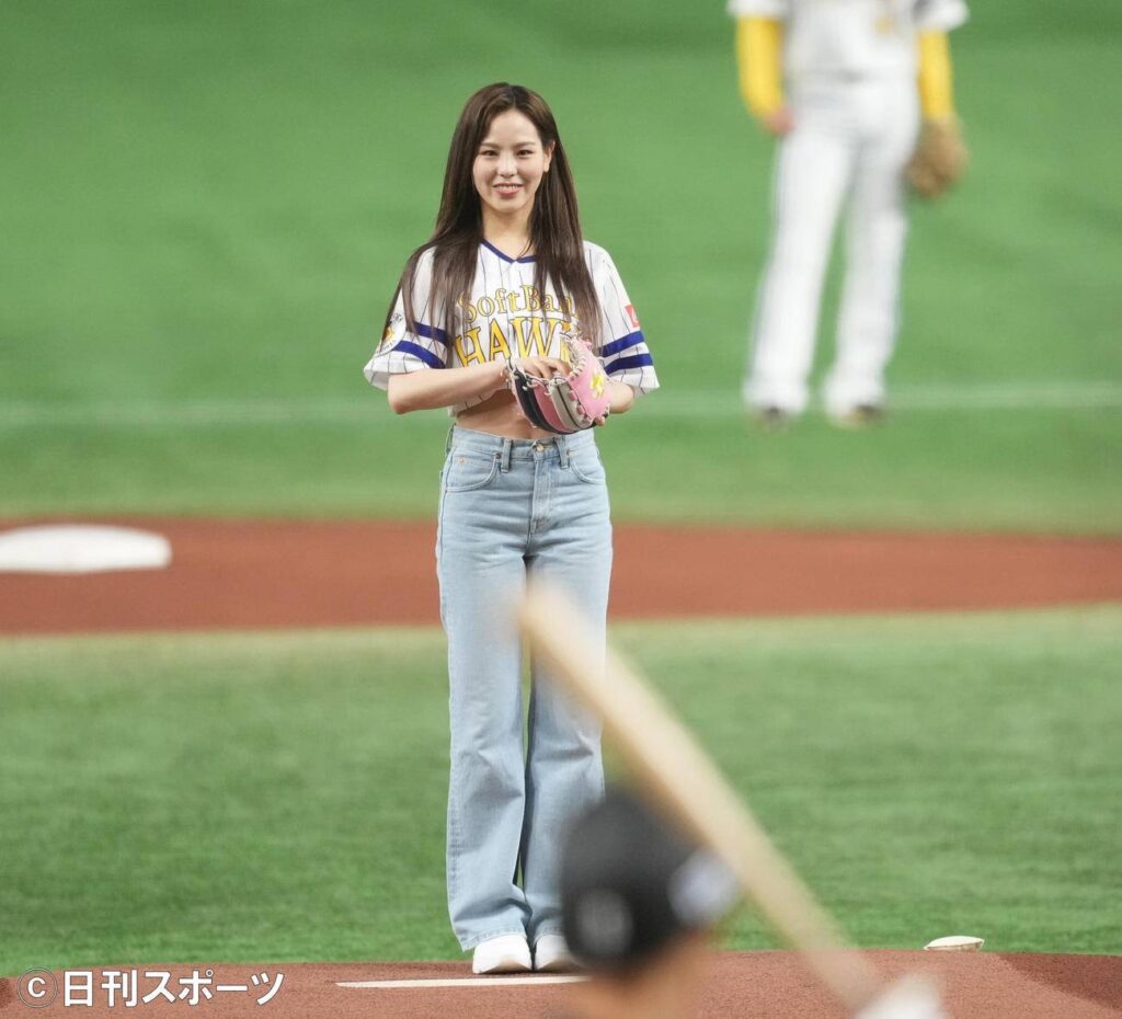 NiziUマコ始球式画像（鷹の祭典）