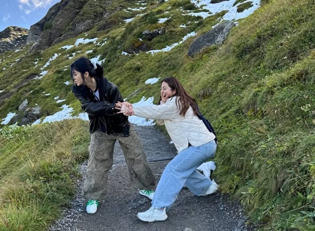 LESSERAFIM（ルセラフィム）ユンジン&妹レイチェル画像